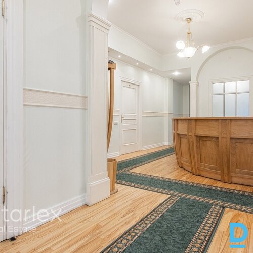 Birojs vēsturiskā koka ēkā ar 2 stāvvietām pie Ģertrūdes baznīcas