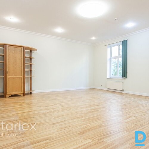 Birojs vēsturiskā koka ēkā ar 2 stāvvietām pie Ģertrūdes baznīcas