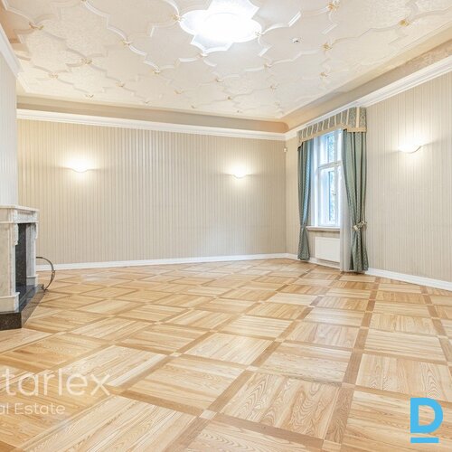 Birojs vēsturiskā koka ēkā ar 2 stāvvietām pie Ģertrūdes baznīcas