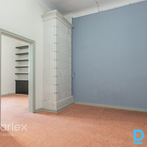 Birojs vēsturiskā kokā ēkā pretī Esplanādes parkam