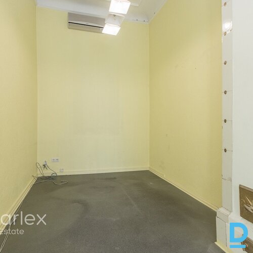 Birojs vēsturiskā kokā ēkā pretī Esplanādes parkam