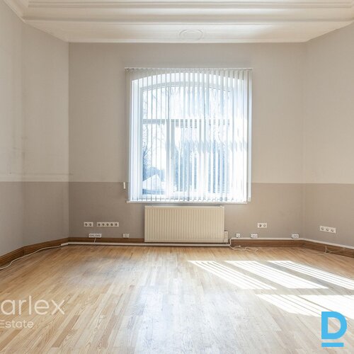 Birojs vēsturiskā kokā ēkā pretī Esplanādes parkam