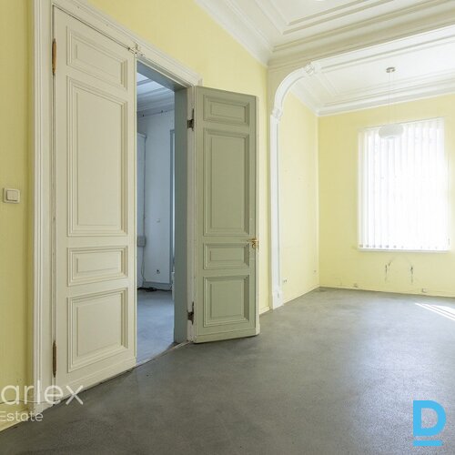 Birojs vēsturiskā kokā ēkā pretī Esplanādes parkam