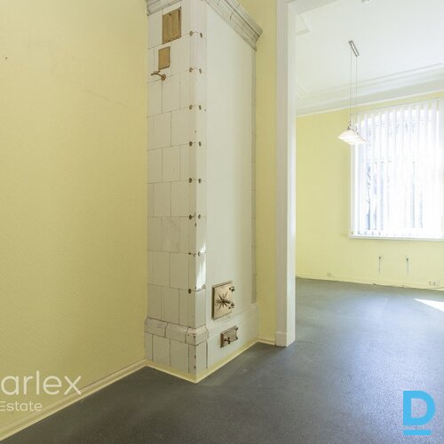 Birojs vēsturiskā kokā ēkā pretī Esplanādes parkam