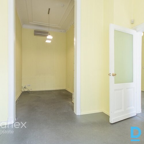 Birojs vēsturiskā kokā ēkā pretī Esplanādes parkam