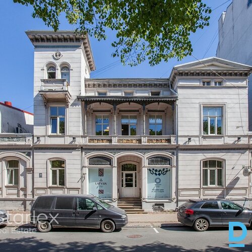 Birojs vēsturiskā kokā ēkā pretī Esplanādes parkam