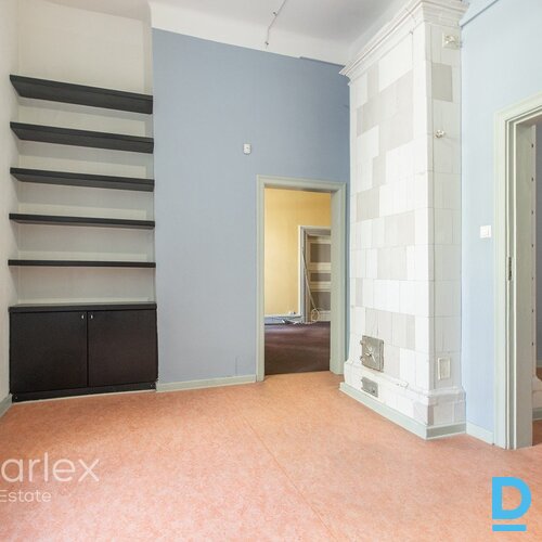 Birojs vēsturiskā kokā ēkā pretī Esplanādes parkam