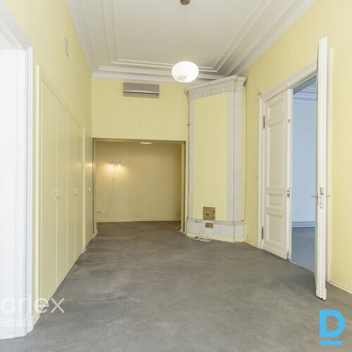 Birojs vēsturiskā kokā ēkā pretī Esplanādes parkam