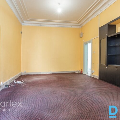 Birojs vēsturiskā kokā ēkā pretī Esplanādes parkam