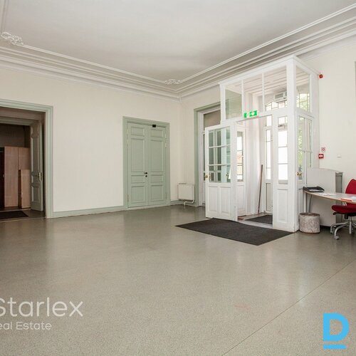 Birojs vēsturiskā kokā ēkā pretī Esplanādes parkam