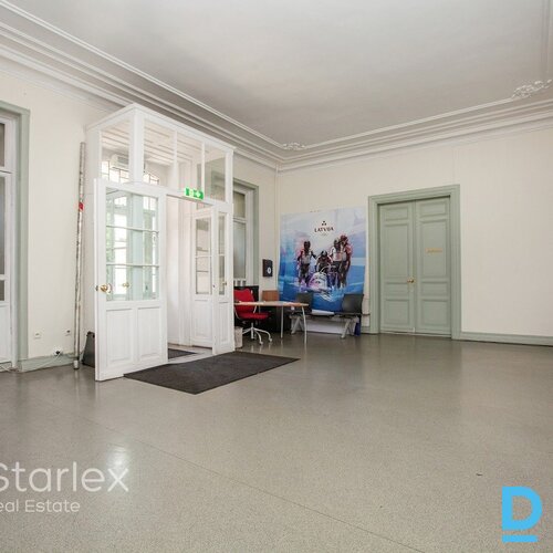 Birojs vēsturiskā kokā ēkā pretī Esplanādes parkam