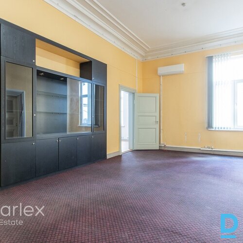 Birojs vēsturiskā kokā ēkā pretī Esplanādes parkam