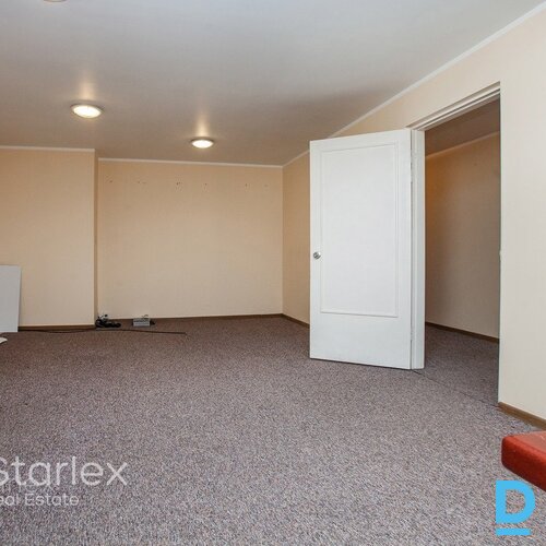 Birojs vēsturiskā kokā ēkā pretī Esplanādes parkam Birojs vēsturiskā kokā ēkā pretī Esplanādes parkam