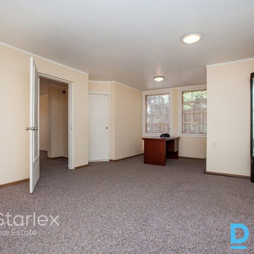 Birojs vēsturiskā kokā ēkā pretī Esplanādes parkam Birojs vēsturiskā kokā ēkā pretī Esplanādes parkam