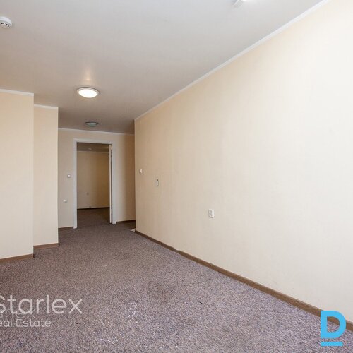 Birojs vēsturiskā kokā ēkā pretī Esplanādes parkam Birojs vēsturiskā kokā ēkā pretī Esplanādes parkam