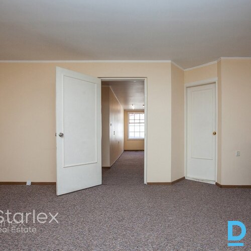 Birojs vēsturiskā kokā ēkā pretī Esplanādes parkam Birojs vēsturiskā kokā ēkā pretī Esplanādes parkam