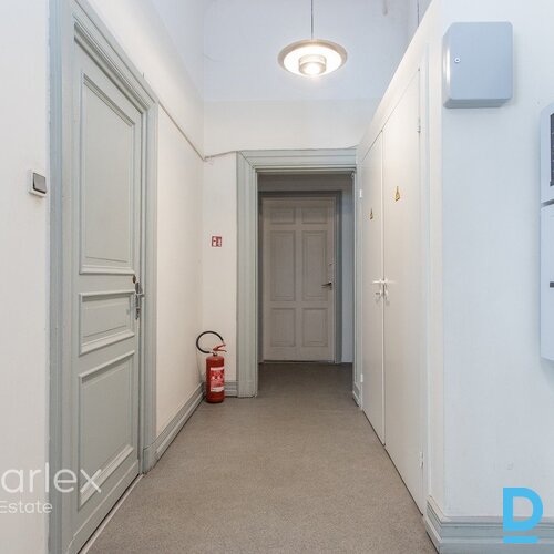 Birojs vēsturiskā kokā ēkā pretī Esplanādes parkam Birojs vēsturiskā kokā ēkā pretī Esplanādes parkam