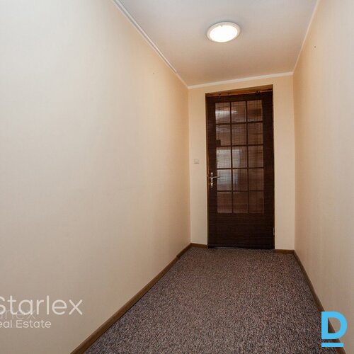 Birojs vēsturiskā kokā ēkā pretī Esplanādes parkam Birojs vēsturiskā kokā ēkā pretī Esplanādes parkam