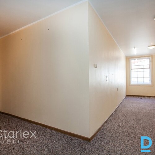 Birojs vēsturiskā kokā ēkā pretī Esplanādes parkam Birojs vēsturiskā kokā ēkā pretī Esplanādes parkam