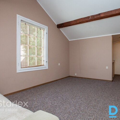 Birojs vēsturiskā kokā ēkā pretī Esplanādes parkam Birojs vēsturiskā kokā ēkā pretī Esplanādes parkam