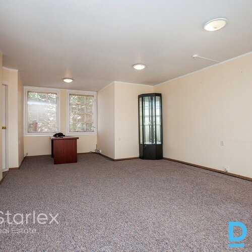 Birojs vēsturiskā kokā ēkā pretī Esplanādes parkam Birojs vēsturiskā kokā ēkā pretī Esplanādes parkam