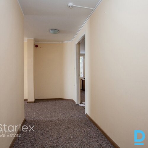 Birojs vēsturiskā kokā ēkā pretī Esplanādes parkam Birojs vēsturiskā kokā ēkā pretī Esplanādes parkam