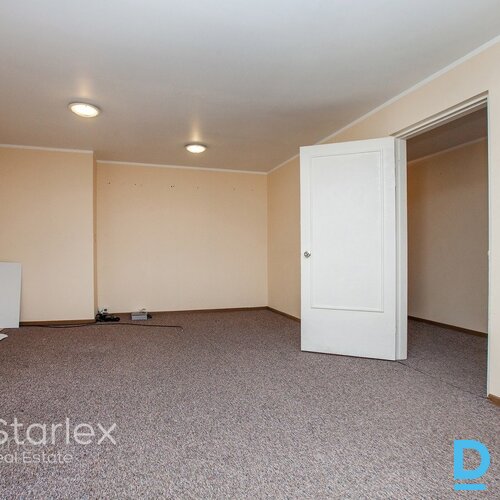 Birojs vēsturiskā kokā ēkā pretī Esplanādes parkam Birojs vēsturiskā kokā ēkā pretī Esplanādes parkam