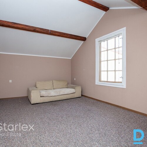 Birojs vēsturiskā kokā ēkā pretī Esplanādes parkam Birojs vēsturiskā kokā ēkā pretī Esplanādes parkam