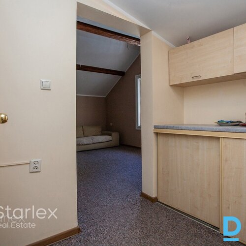 Birojs vēsturiskā kokā ēkā pretī Esplanādes parkam Birojs vēsturiskā kokā ēkā pretī Esplanādes parkam