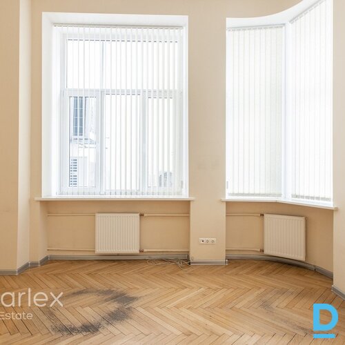 Birojs vēsturiskā ēkā pie Brīvības bulvāra un Elizabetes ielu krustojuma Birojs vēsturiskā ēkā pie Brīvības bulvāra un Elizabetes ielu krustojuma