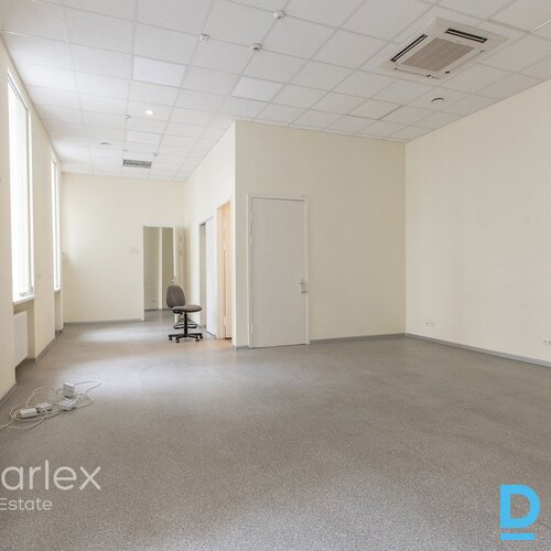 Birojs vēsturiskā ēkā pie Brīvības bulvāra un Elizabetes ielu krustojuma Birojs vēsturiskā ēkā pie Brīvības bulvāra un Elizabetes ielu krustojuma