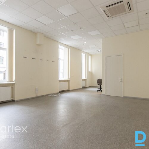 Birojs vēsturiskā ēkā pie Brīvības bulvāra un Elizabetes ielu krustojuma Birojs vēsturiskā ēkā pie Brīvības bulvāra un Elizabetes ielu krustojuma