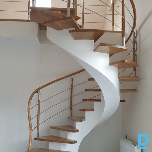 Kāpnes, margas, terases, vārti.