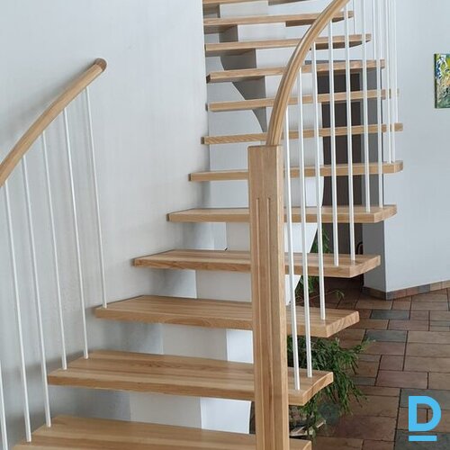 Kāpnes, margas, terases, vārti.