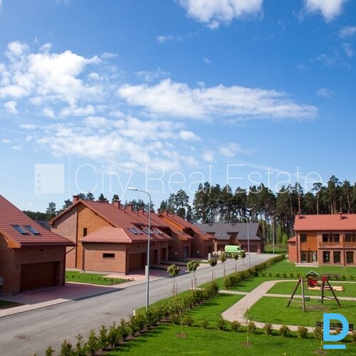 Pārdod māju Rīgā