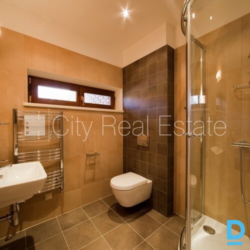 Pārdod māju Rīgā