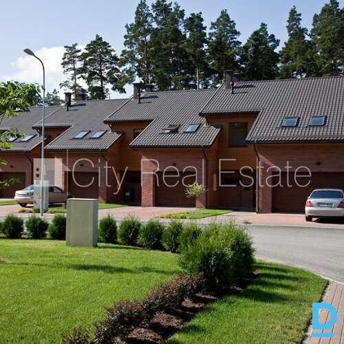 Pārdod māju Rīgā