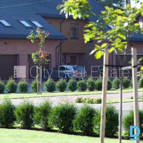 Pārdod māju Rīgā