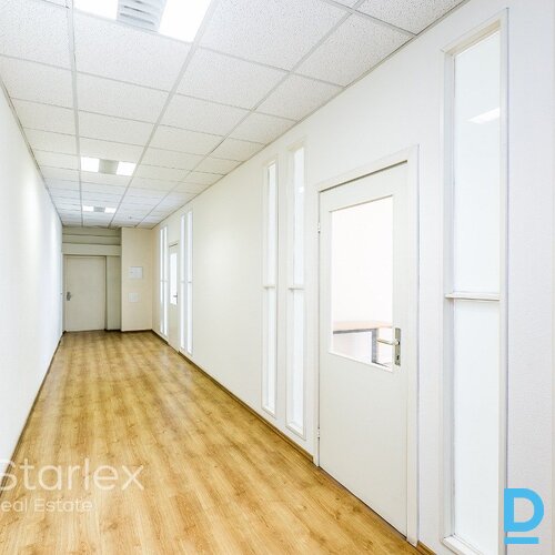 Gaišas biroja telpas ar logiem Rīgas centrā administratīvajā ēkā Ģertrūdes ielā 33/35