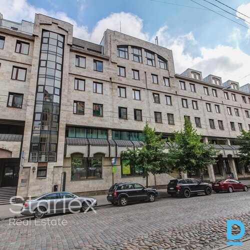 Gaišas biroja telpas ar logiem Rīgas centrā administratīvajā ēkā Ģertrūdes ielā 33/35