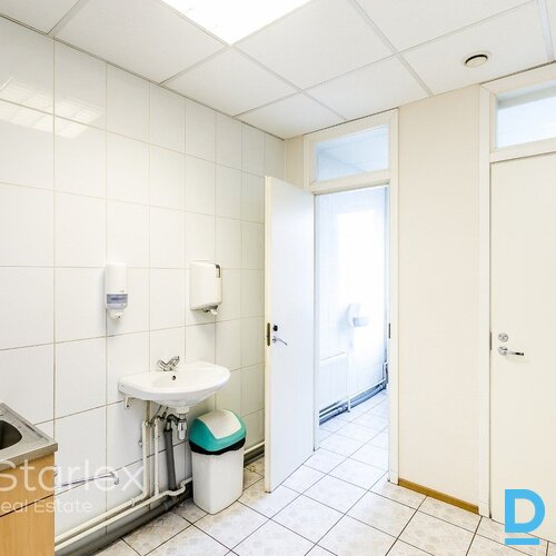 Gaišas biroja telpas ar logiem Rīgas centrā administratīvajā ēkā Ģertrūdes ielā 33/35