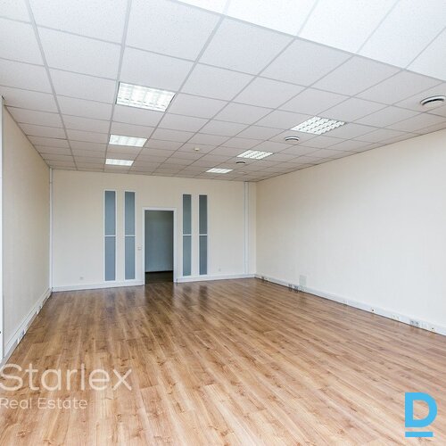 Gaišas biroja telpas ar logiem Rīgas centrā administratīvajā ēkā Ģertrūdes ielā 33/35