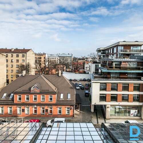 Gaišas biroja telpas ar logiem Rīgas centrā administratīvajā ēkā Ģertrūdes ielā 33/35