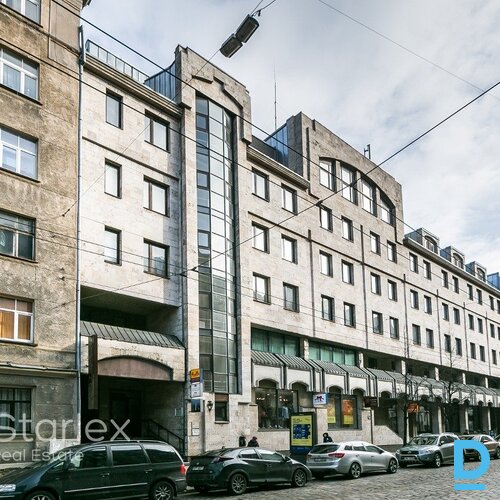 Gaišas biroja telpas ar logiem Rīgas centrā administratīvajā ēkā Ģertrūdes ielā 33/35