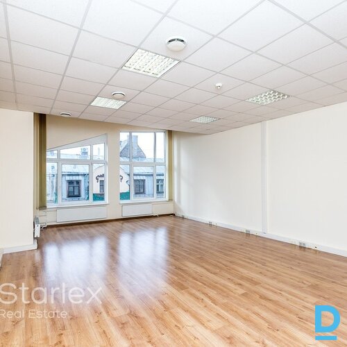 Gaišas biroja telpas ar logiem Rīgas centrā administratīvajā ēkā Ģertrūdes ielā 33/35