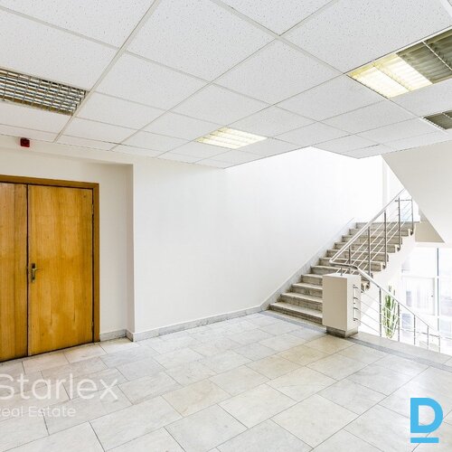 Gaišas biroja telpas ar logiem Rīgas centrā administratīvajā ēkā Ģertrūdes ielā 33/35