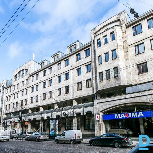 Gaišas biroja telpas ar logiem Rīgas centrā administratīvajā ēkā Ģertrūdes ielā 33/35