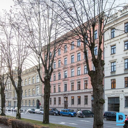 Birojs Rīgas centrā pretī Mākslas akadēmijai