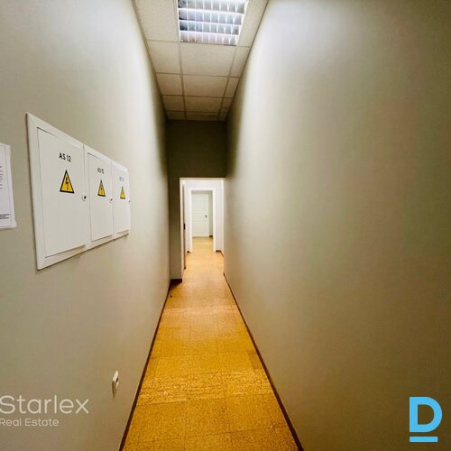 Birojs Rīgas centrā pretī Mākslas akadēmijai