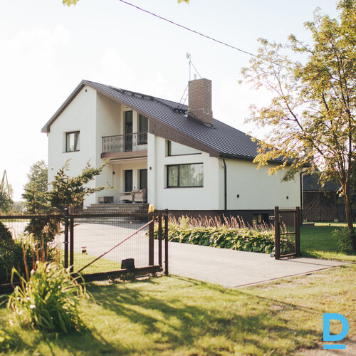 Pārdod māju Madaras